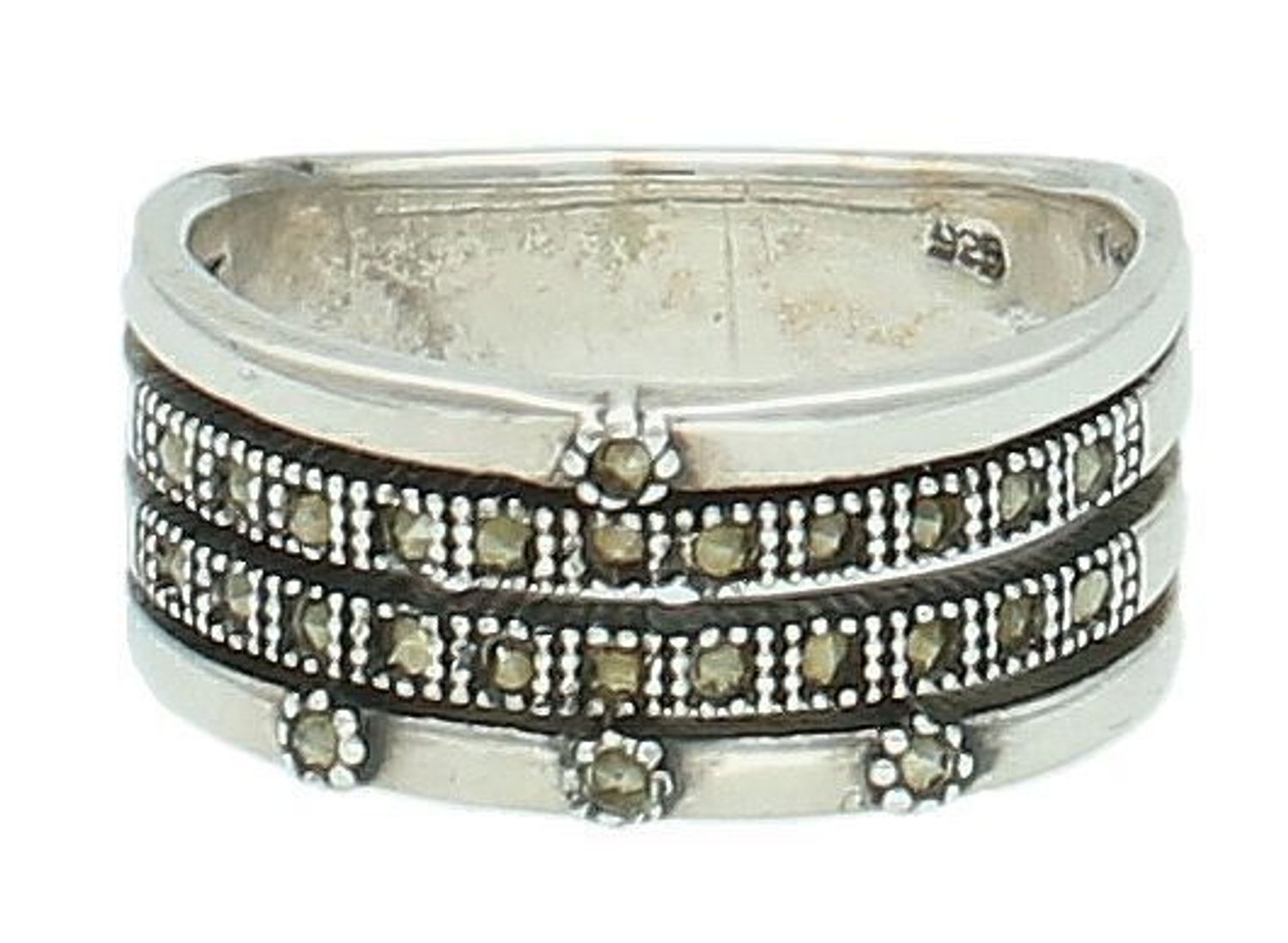 Pierścionek srebrny z markazytami próba 925, P 1611  Srebrny pierścionek wykonany z najwyższej jakości srebra o prostej formie. Idealny pomysł na prezent dla każdej kobiety. 1.jpg